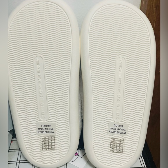 (M) Hello Kitty Valentine’s Slippers - Picture 7 of 7
